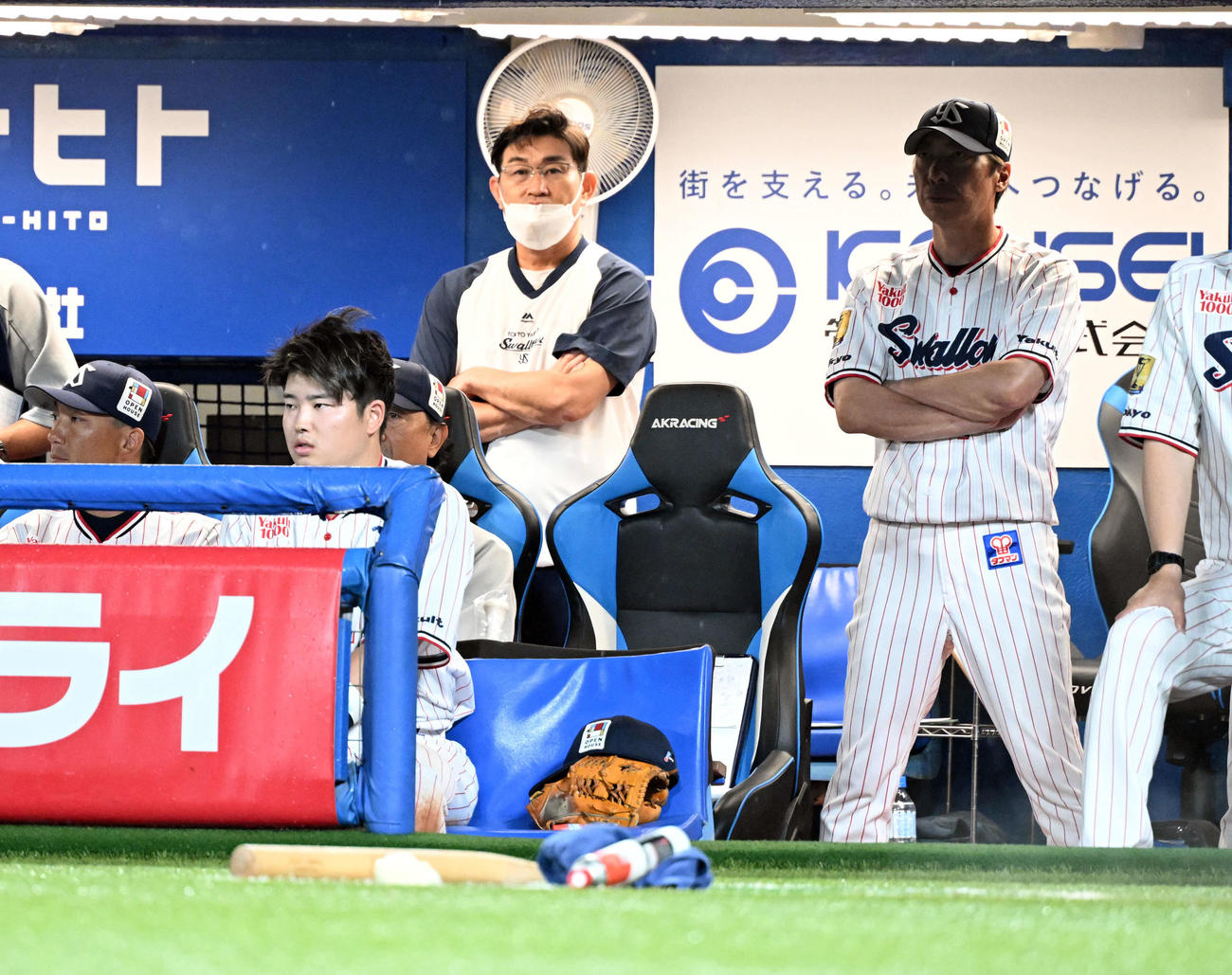 ヤクルト対DeNA 7回裏無死ヤクルト無死、見逃し三振に倒れた村上。後方右は高津監督（撮影・たえ見朱実）