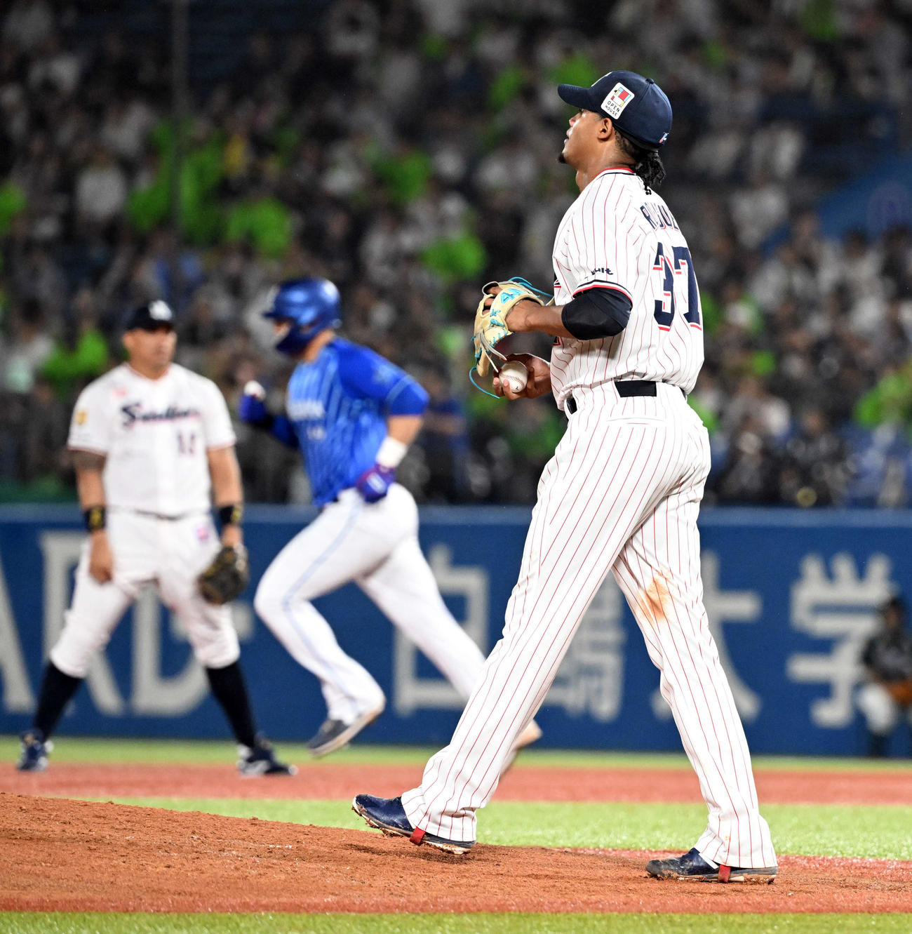 ヤクルト対DeNA 5回表DeNA無死　ソトに勝ち越しのソロ本塁打を許すロドリゲス（撮影・たえ見朱実）