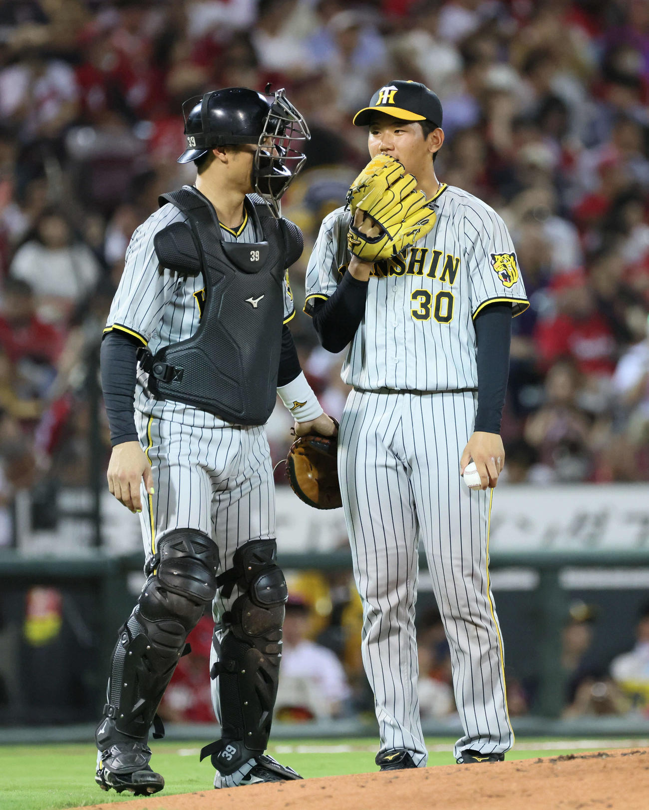 広島対阪神　3回裏広島、マウンドへ向かう門別（右）と栄枝（撮影・加藤孝規）