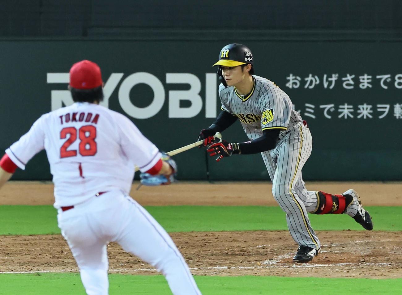 広島対阪神　5回表阪神1死、中野は内野安打を放つ（撮影・上田博志）