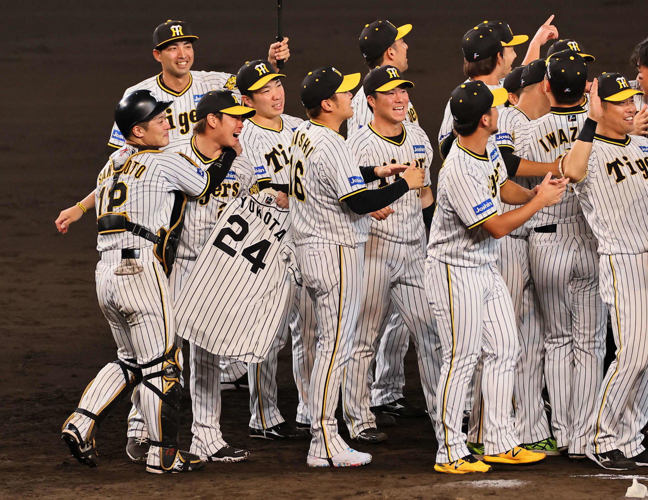 リーグ優勝を決めた坂本（左）は梅野と喜び合う（2023年9月14日撮影）