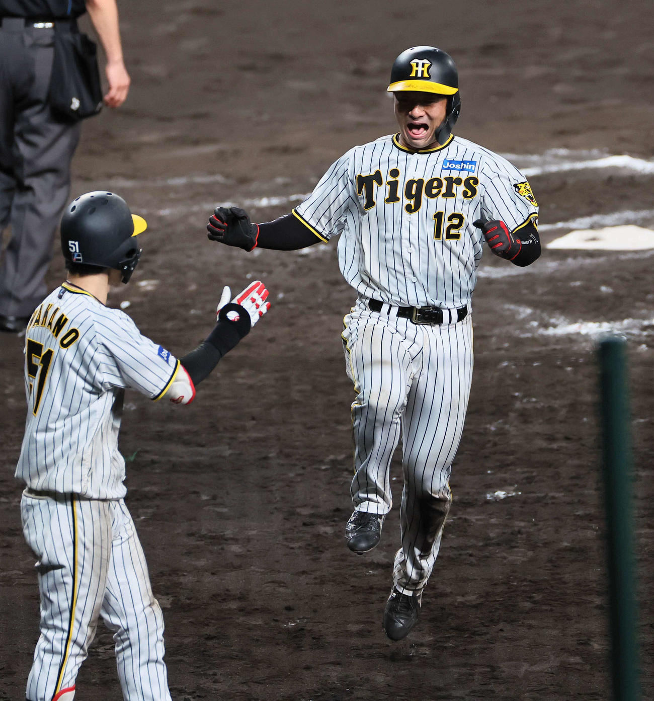 7回表巨人2死二塁、中山の失策で生還する坂本（2023年9月14日撮影）