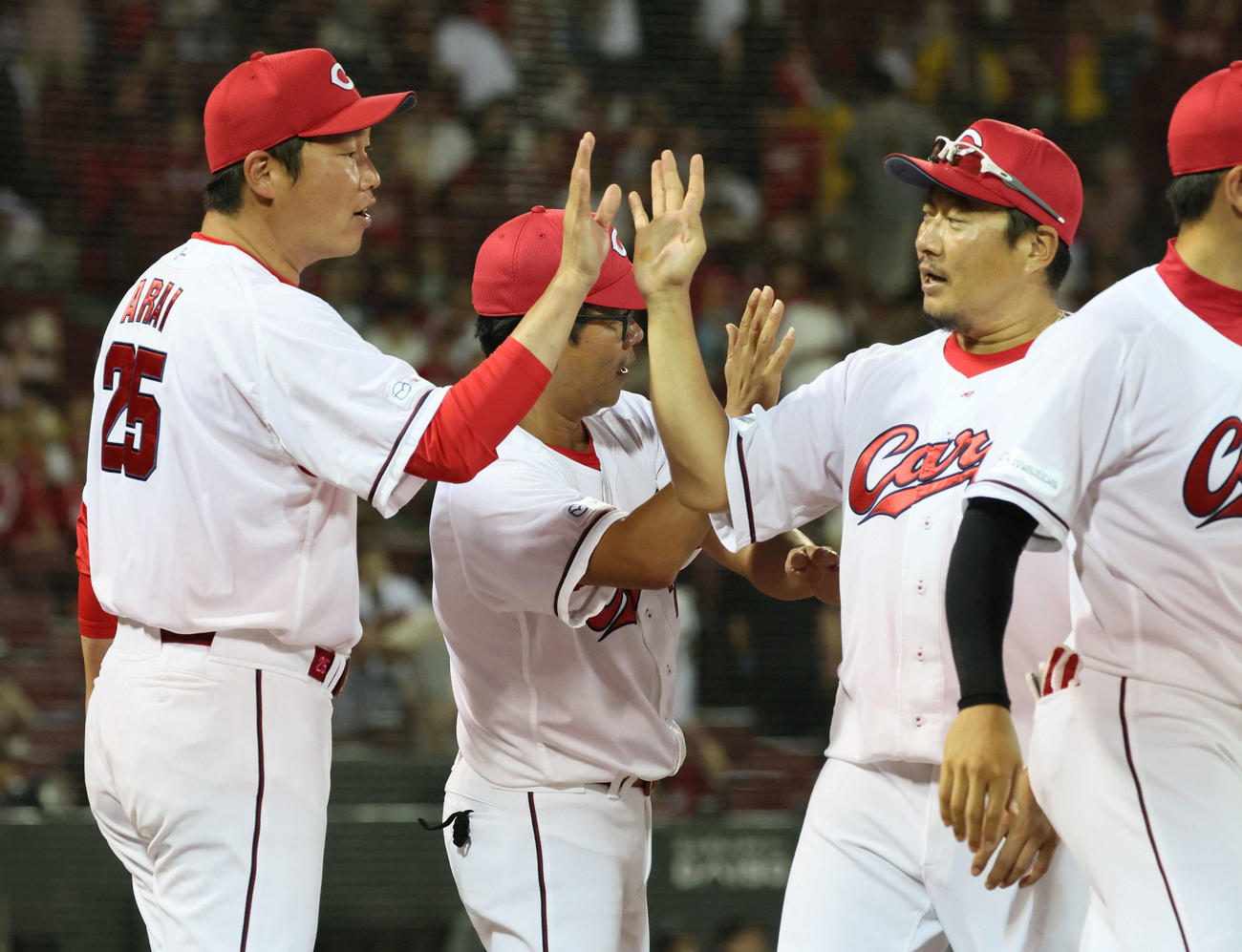 広島対阪神　松山（右）とハイタッチする新井監督（撮影・加藤孝規）
