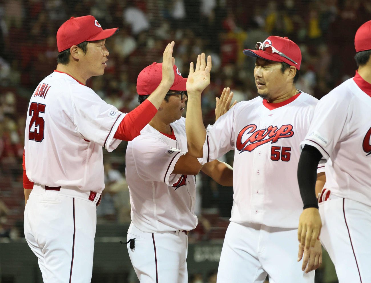 広島対阪神　松山（右）とハイタッチする新井監督（撮影・加藤孝規）
