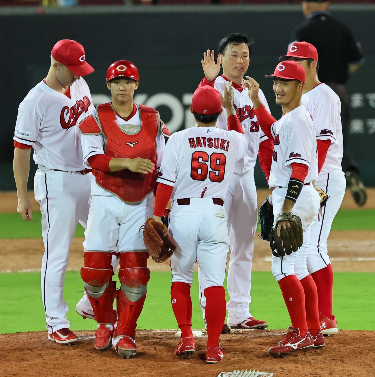 広島対阪神　阪神に勝利しマウンドでハイタッチして喜ぶ広島ナイン（撮影・上田博志）