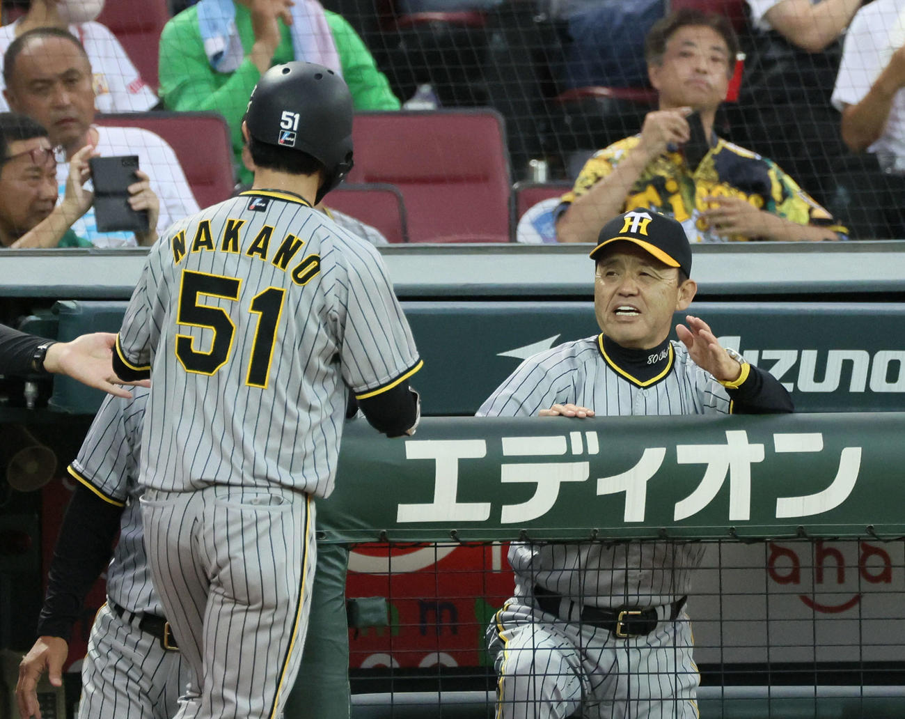 広島対阪神　1回表阪神2死一、三塁、佐藤輝の先制右前適時打で生還した中野を迎える岡田監督（撮影・加藤孝規）