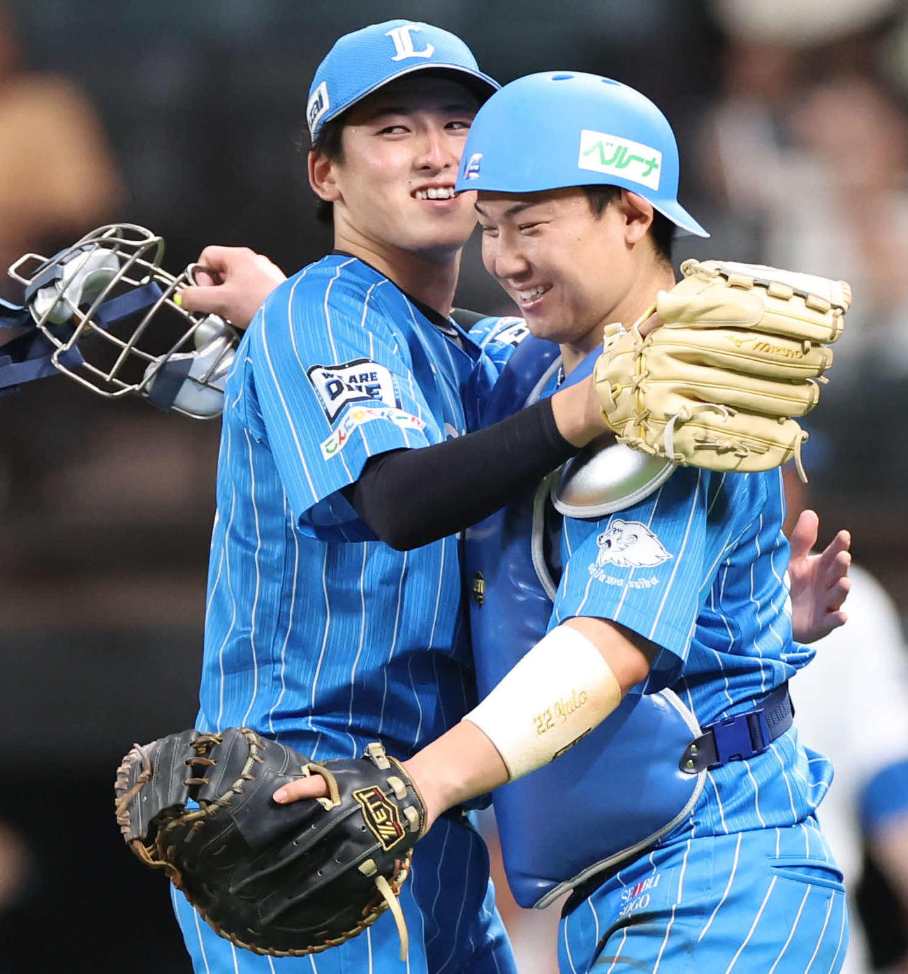 日本ハム対西武　プロ初完封勝利を喜ぶ西武隅田（左）と捕手古賀（2023年8月9日撮影）