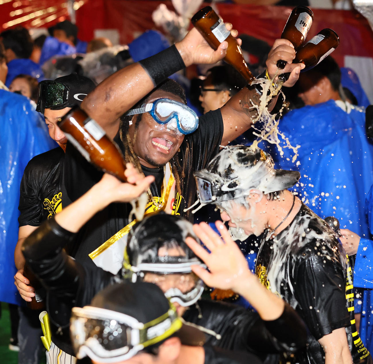 祝勝会でビールを掛け合う阪神ミエセス（2023年9月14日撮影）