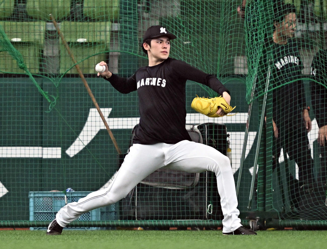 西武対ロッテ　試合前練習のキャッチボールで調整するロッテ佐々木朗（撮影・滝沢徹郎）