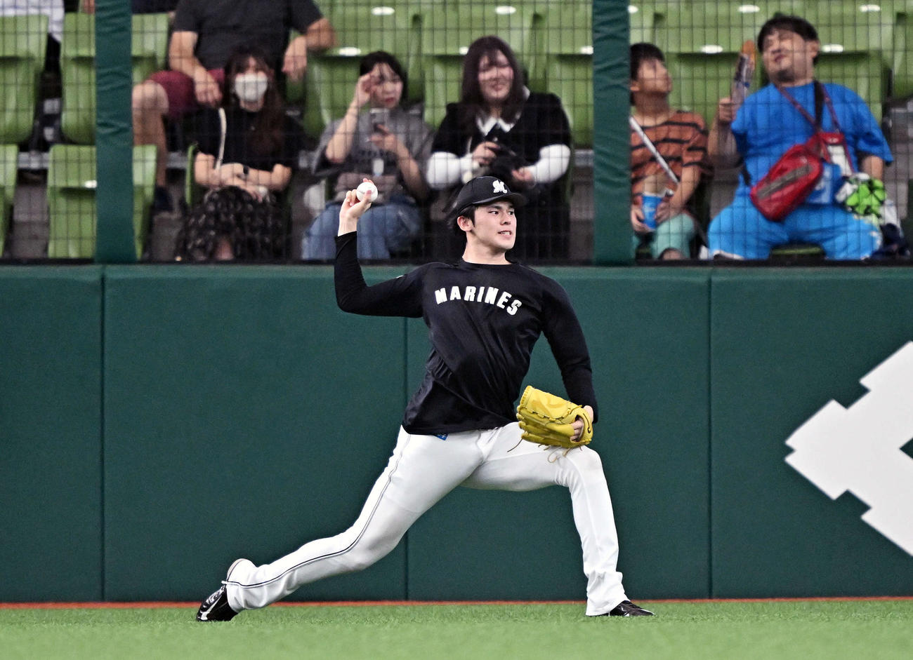 西武対ロッテ　試合前練習で投球練習するロッテ佐々木朗（撮影・滝沢徹郎）