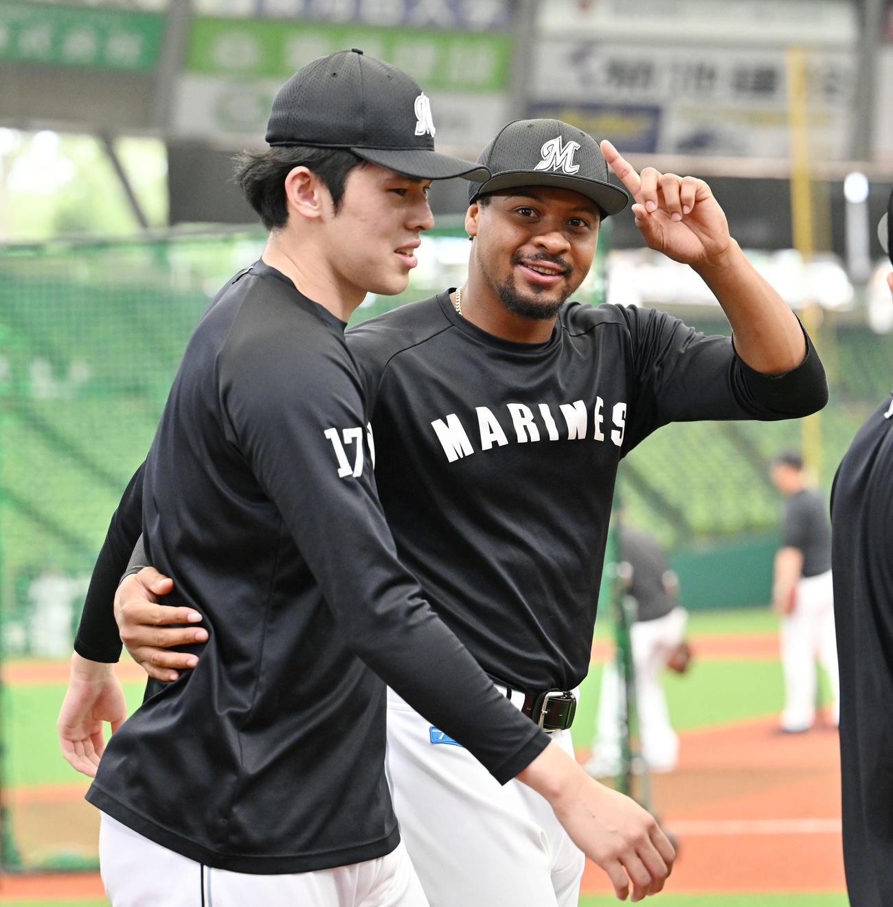 西武対ロッテ　試合前練習に臨むロッテ佐々木朗（左）とペルドモ（撮影・滝沢徹郎）