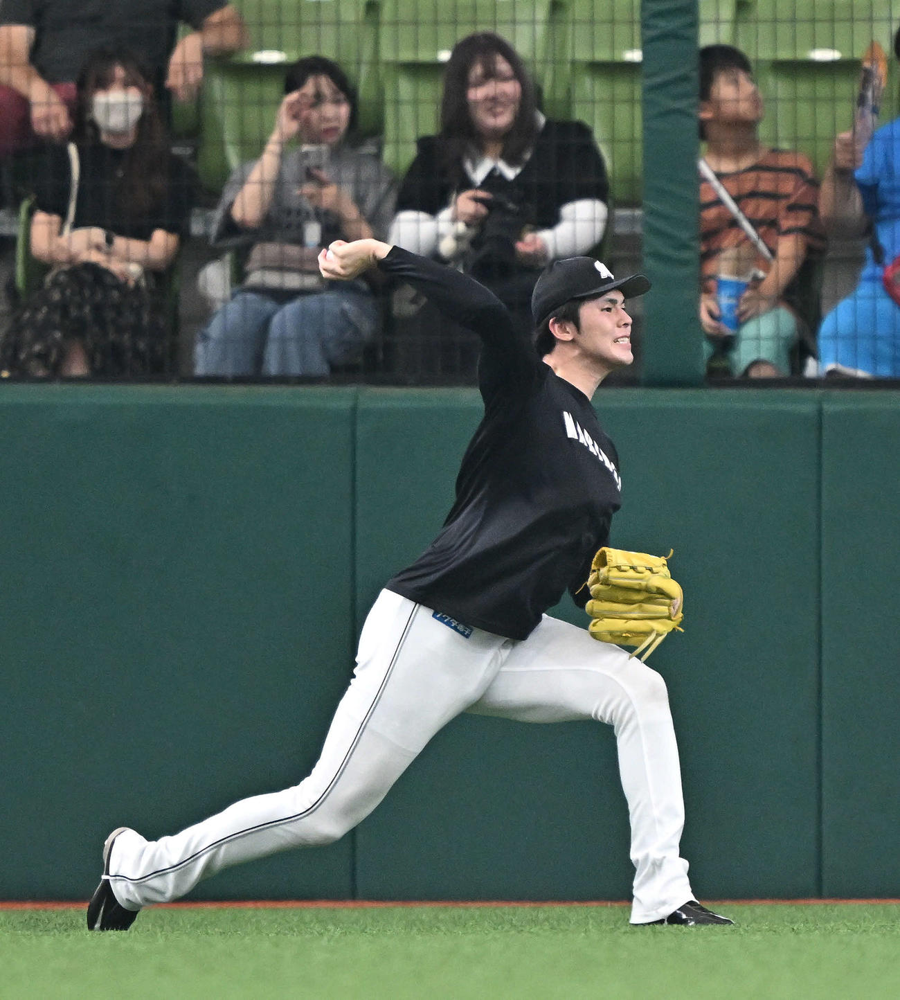西武対ロッテ　試合前練習で投球練習するロッテ佐々木朗（撮影・滝沢徹郎）