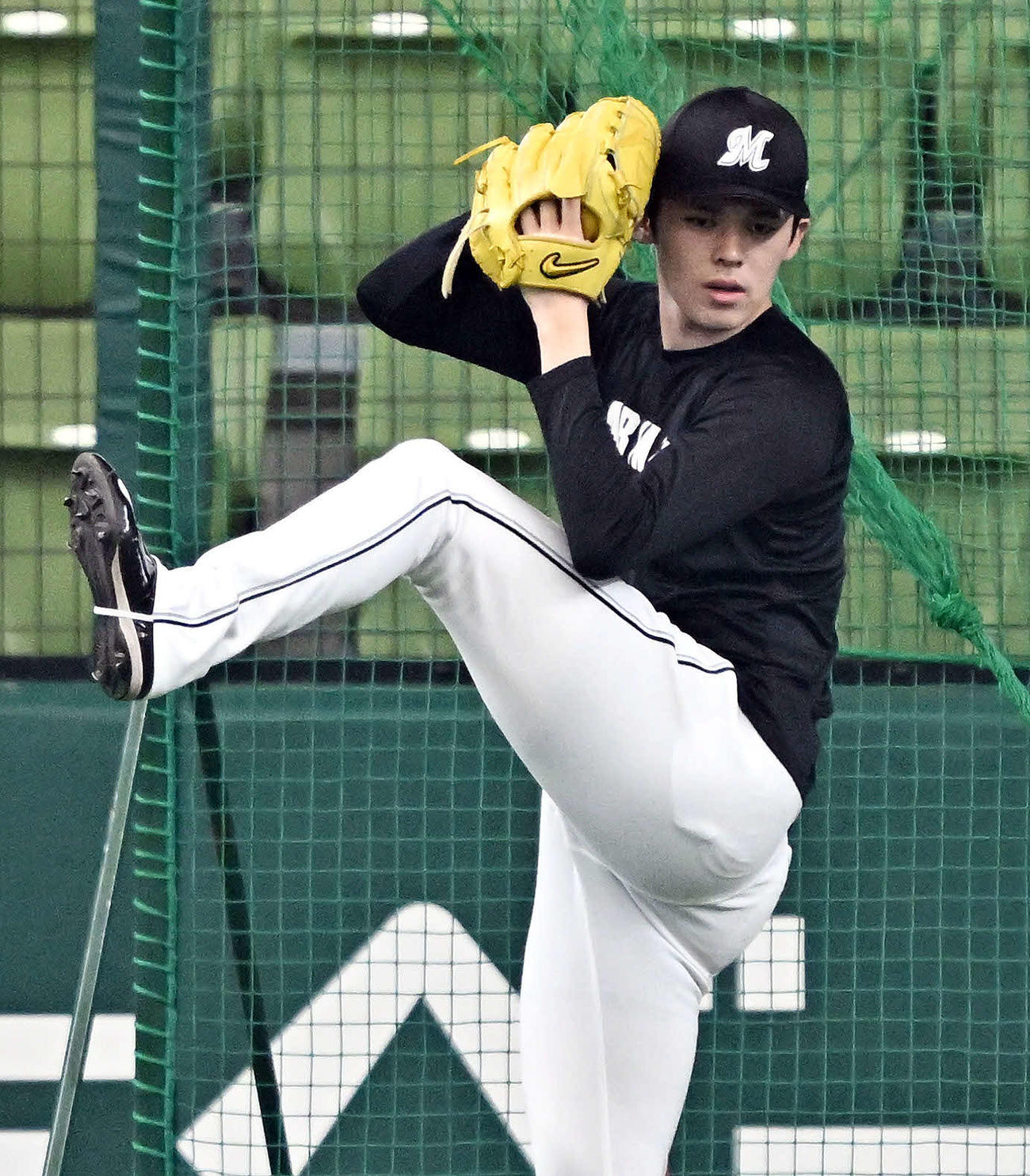 西武対ロッテ　試合前練習のキャッチボールで調整するロッテ佐々木朗（撮影・滝沢徹郎）