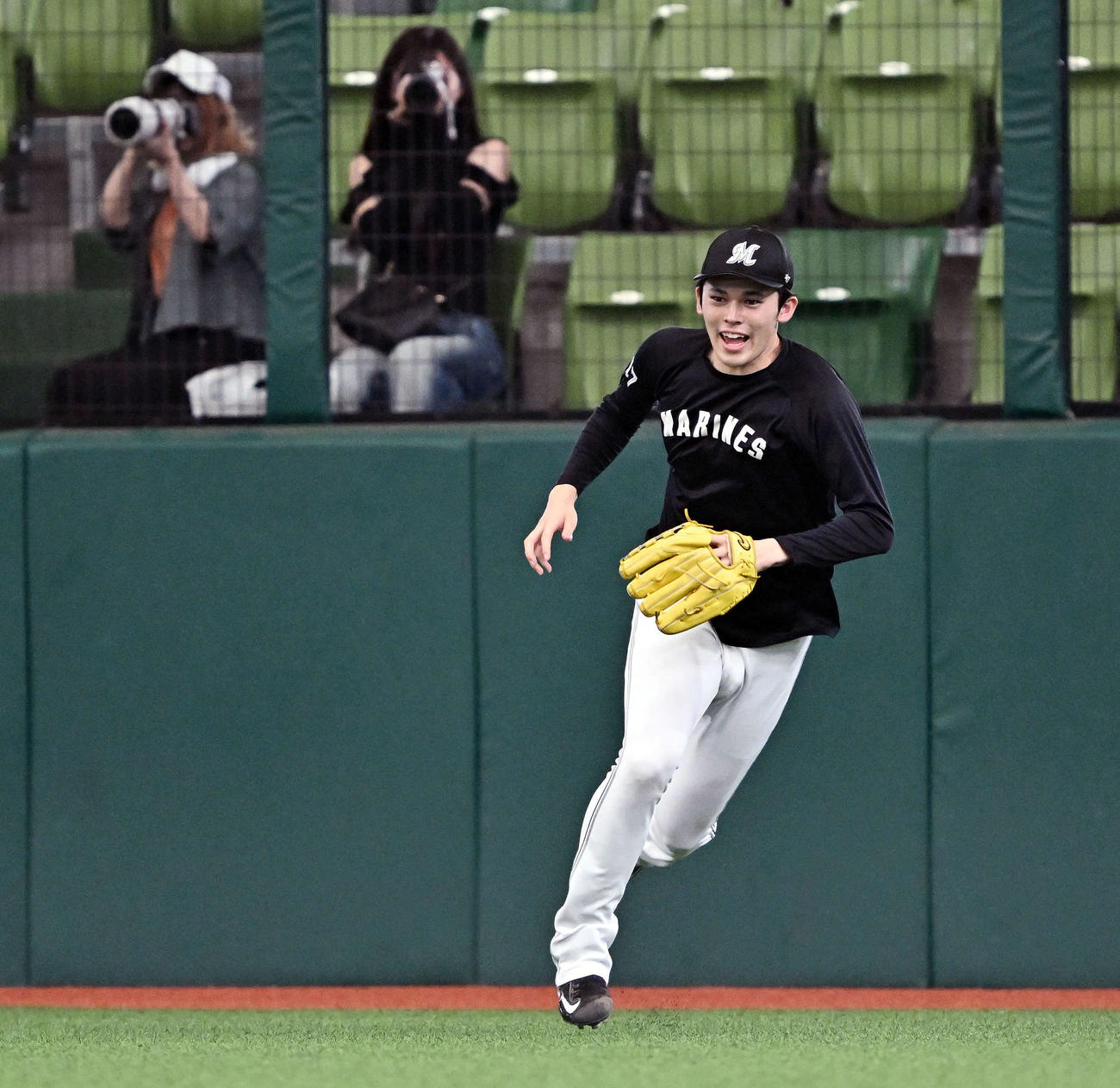 西武対ロッテ　試合前練習でノックを受けるロッテ佐々木朗（撮影・滝沢徹郎）