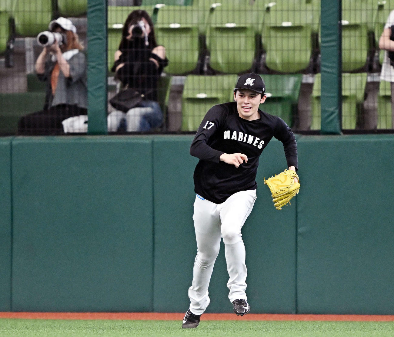 西武対ロッテ　試合前練習でノックを受けるロッテ佐々木朗（撮影・滝沢徹郎）