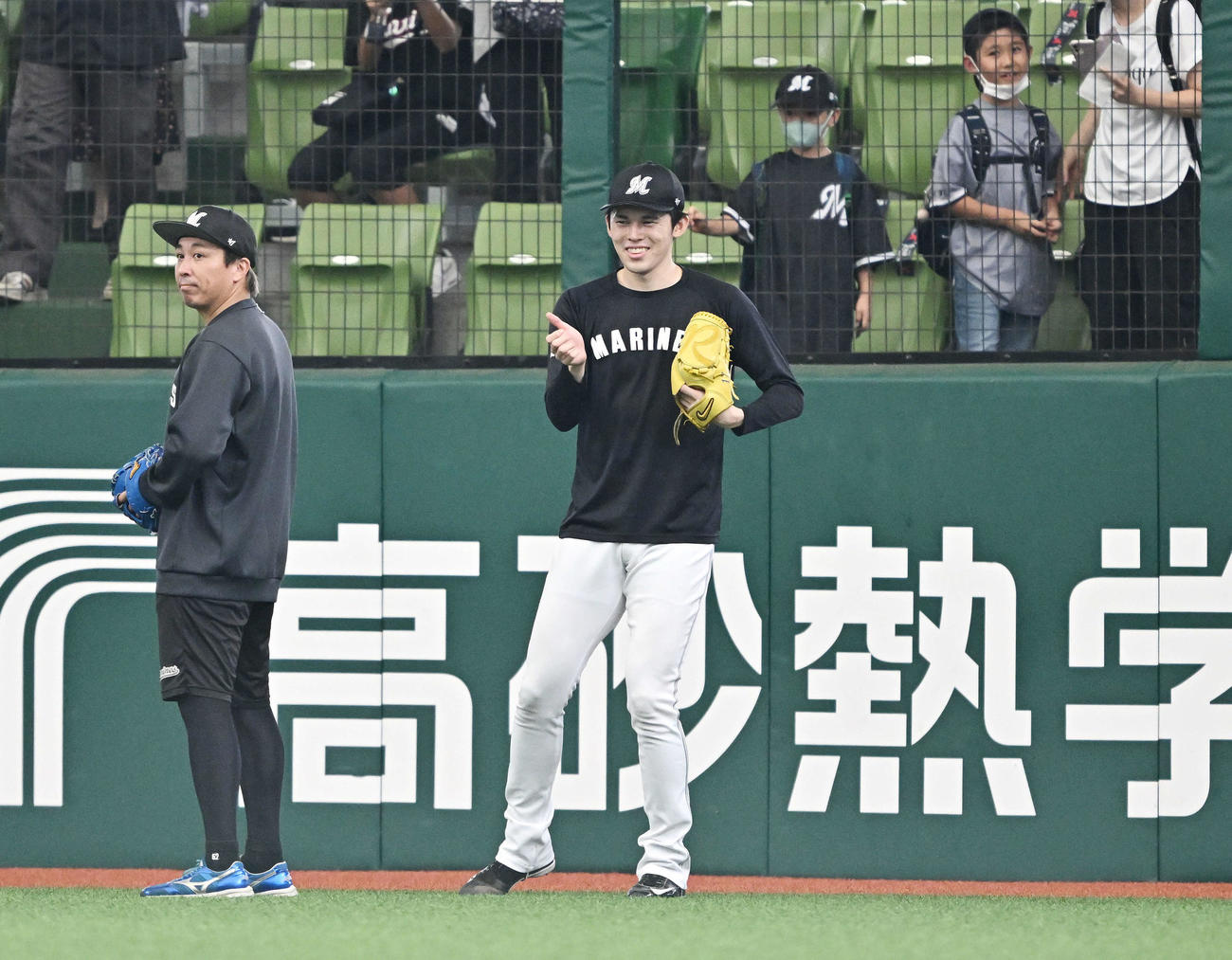 西武対ロッテ　試合前練習で笑顔のロッテ佐々木朗（右）と益田（撮影・滝沢徹郎）