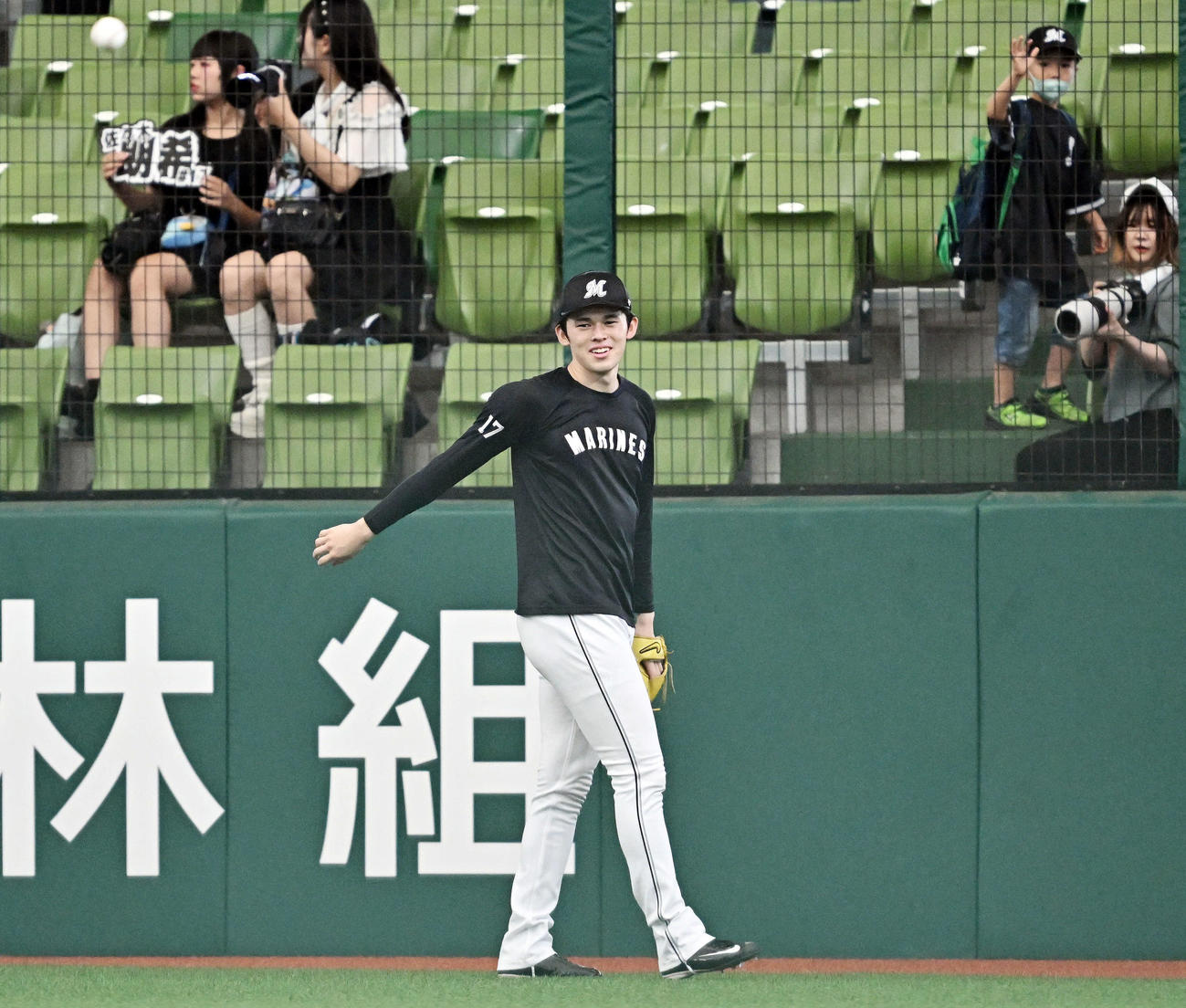 西武対ロッテ　試合前練習に臨むロッテ佐々木朗（撮影・滝沢徹郎）