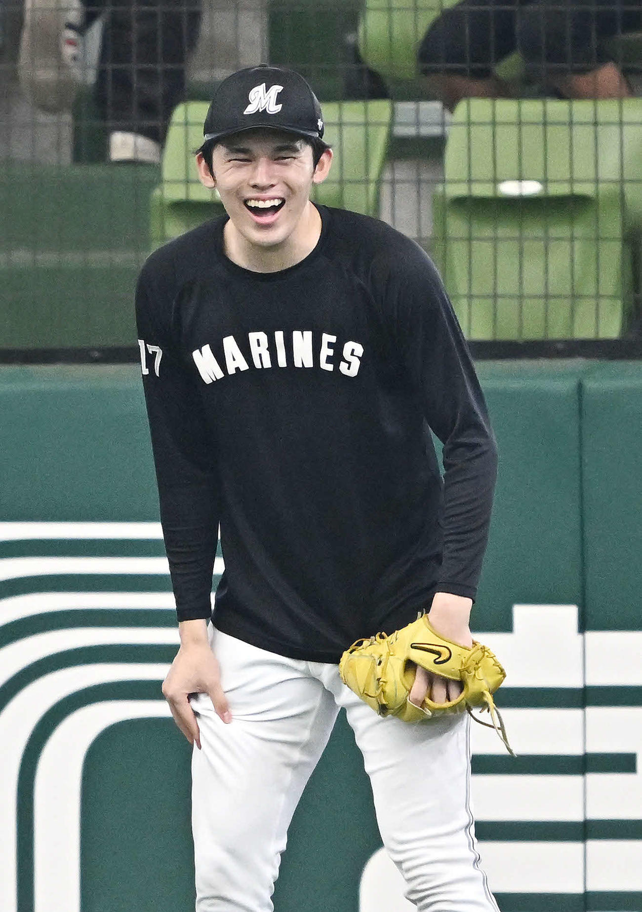 西武対ロッテ　試合前練習で笑顔のロッテ佐々木朗（撮影・滝沢徹郎）