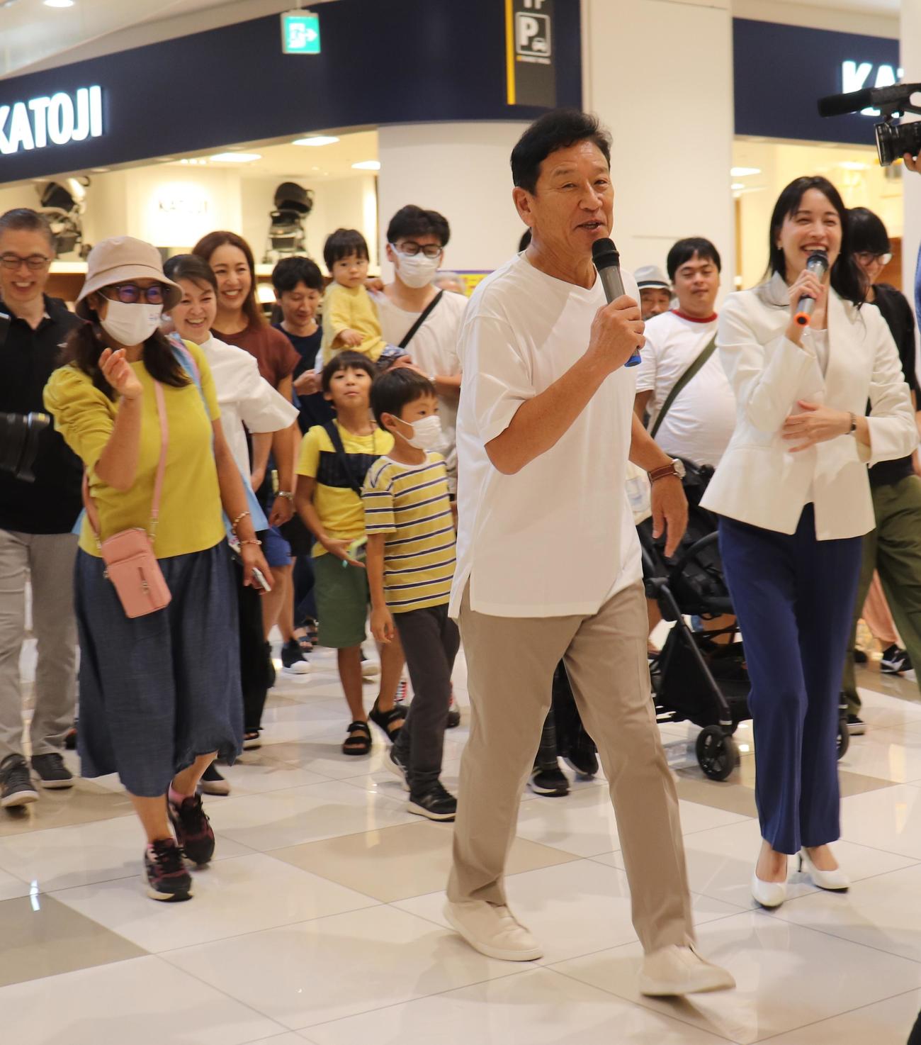ウオーキングイベントでショッピングモール内を歩く栗山氏（右から2人目）（撮影・古川真弥）