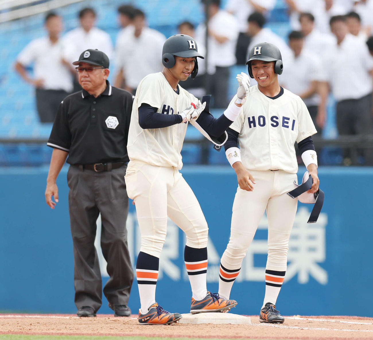 立大対法大　6回裏法大1死二塁、勝ち越し中適時打を放った今泉（中央）（撮影・宮地輝）