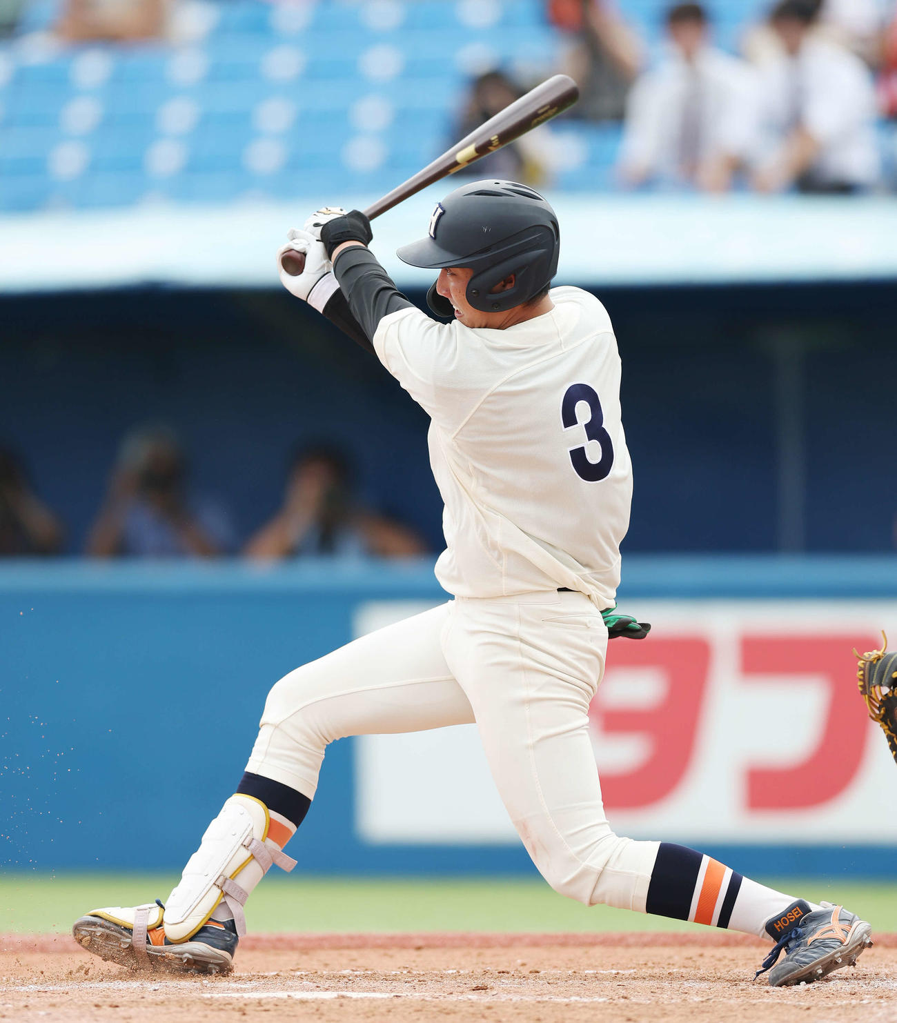 立大対法大　8回裏法大2死一、三塁、右適時打を放つ内海貴（撮影・宮地輝）
