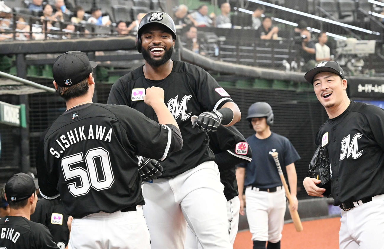西武対ロッテ　3回表ロッテ2死二塁、右越え2点本塁打を放ったポランコ（中央）はチームメートとタッチをかわす（撮影・滝沢徹郎）
