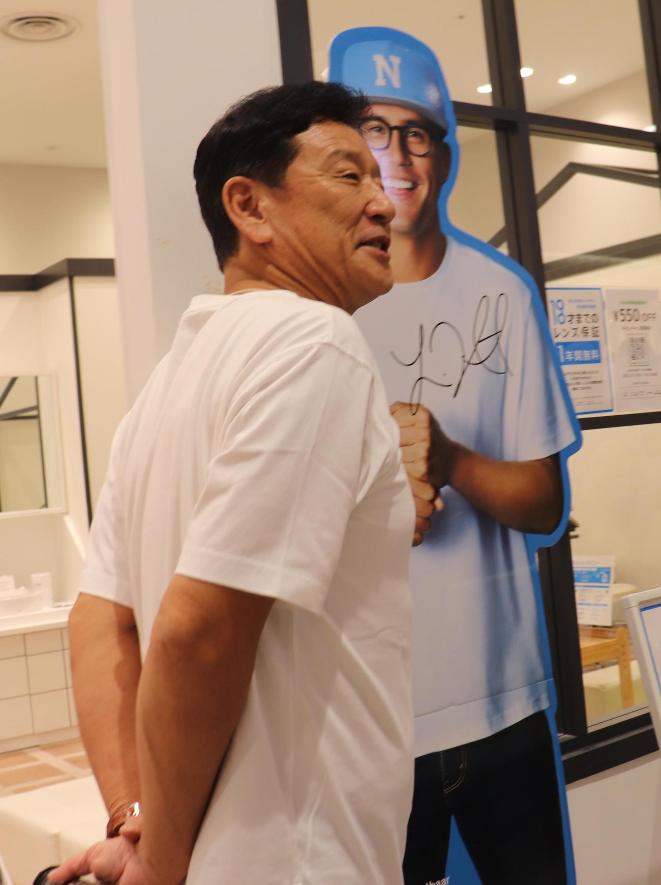 ウオキーングイベントでショッピングモール内を歩き、カージナルス・ヌートバーの立て看板を見つけた栗山氏（撮影・古川真弥）