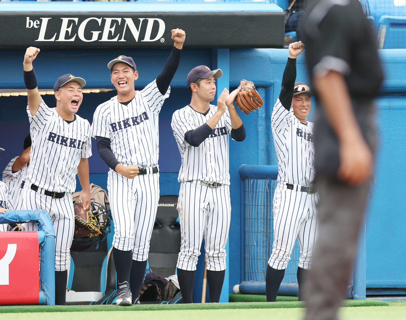 立大対法大　4回表立大2死一、二塁、柴田が先制右適時打を放ち、ベンチで拍手する池田（右から2人目）（撮影・宮地輝）