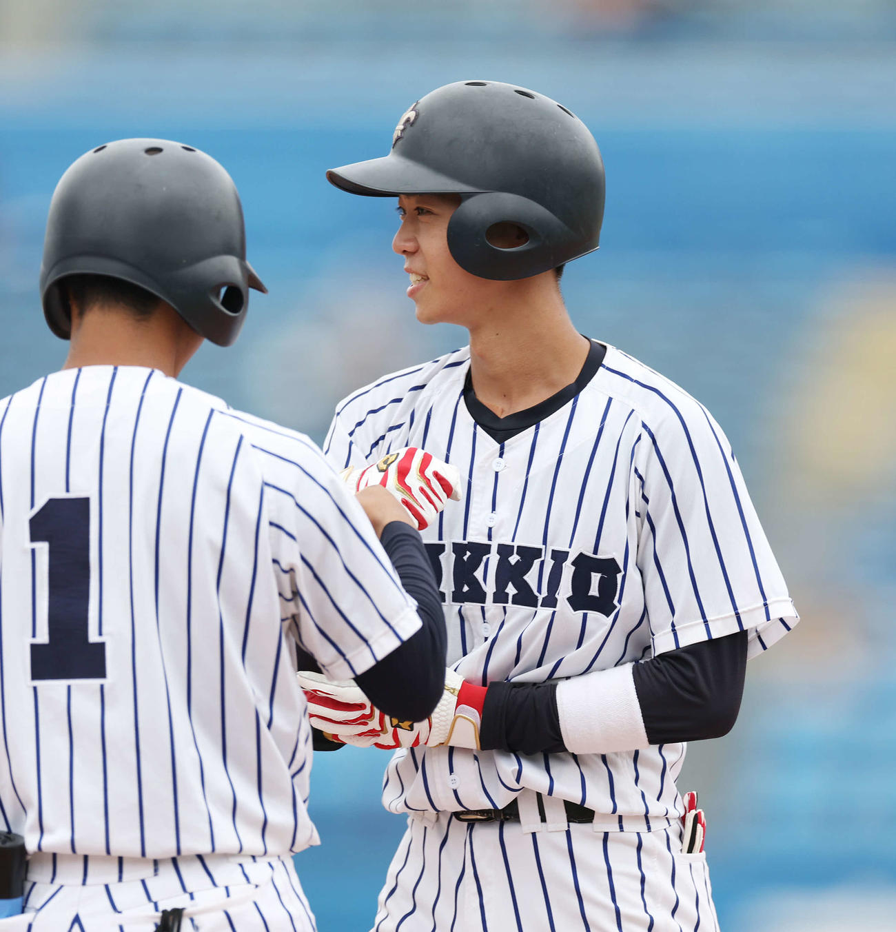 立大対法大　4回表立大2死一、二塁、先制右適時打を放ち、笑顔の柴田（撮影・宮地輝）