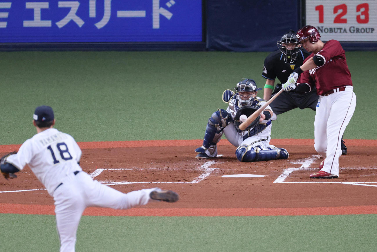 オリックス対楽天　2回表楽天無死、浅村は右前打を放つ。投手山本（撮影・上山淳一）
