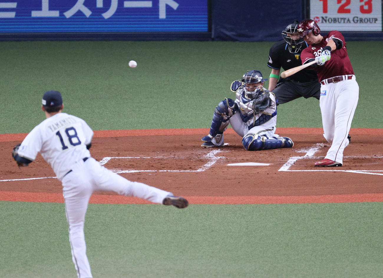 オリックス対楽天　2回表楽天無死、浅村は右前打を放つ。投手山本（撮影・上山淳一）