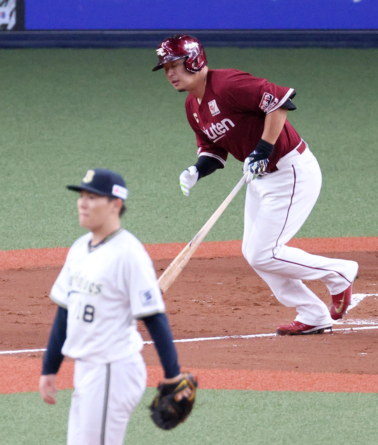 オリックス対楽天　2回表楽天無死、浅村は右前打を放つ。投手山本（撮影・上山淳一）