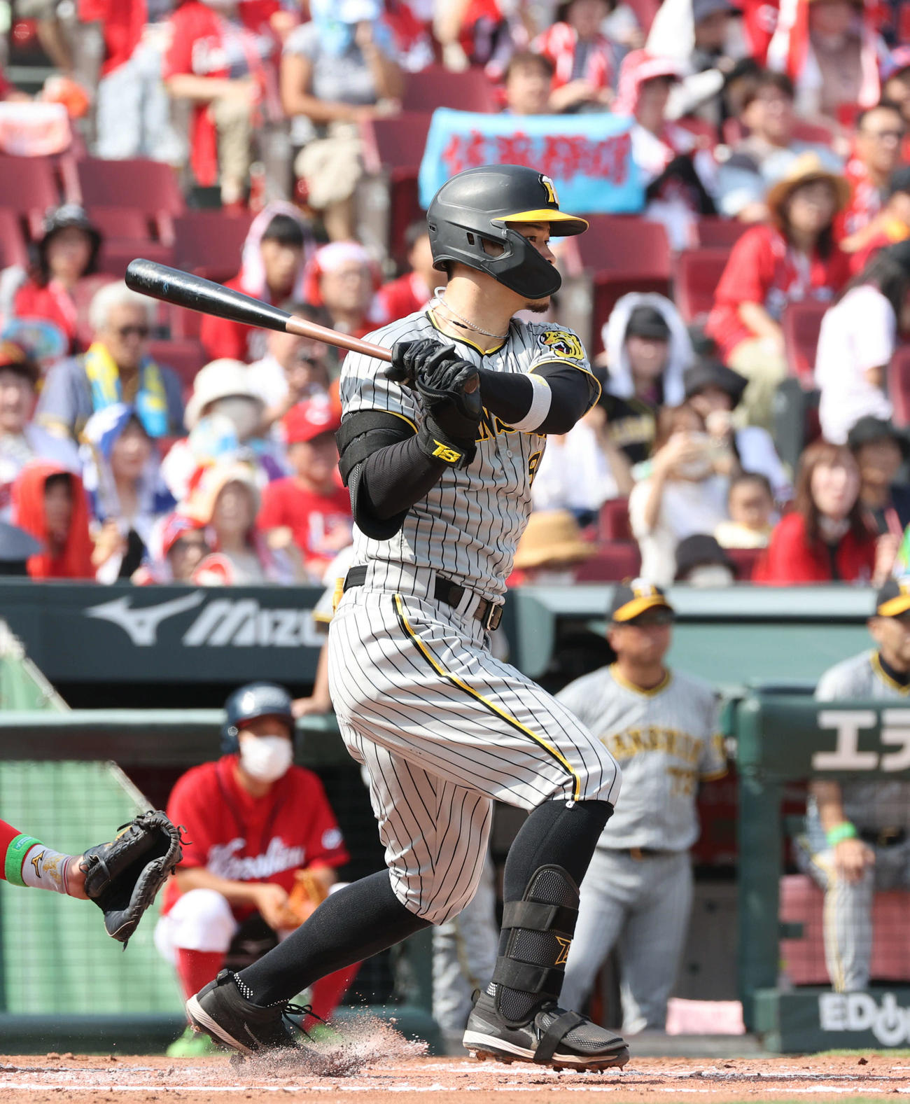広島対阪神　1回表阪神1死満塁、佐藤輝は先制右前2点適時打を放つ（撮影・加藤孝規）