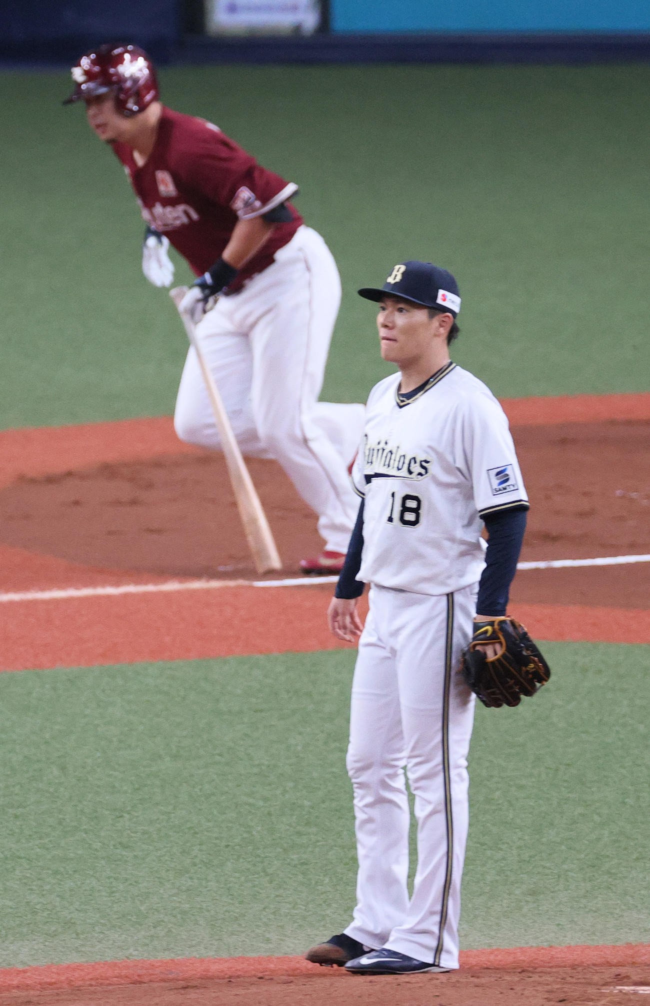 オリックス対楽天　2回表楽天無死、山本（手前）は浅村に右前打を打たれる（撮影・上山淳一）