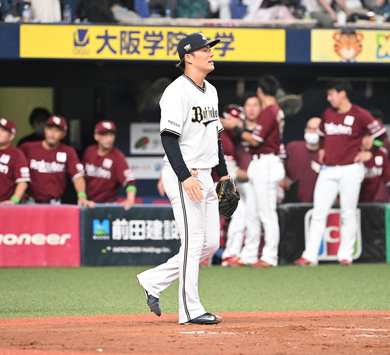 オリックス対楽天　3回表楽天2死一、二塁、岡島に逆転打を浴び、顔をしかめる山本（撮影・和賀正仁）