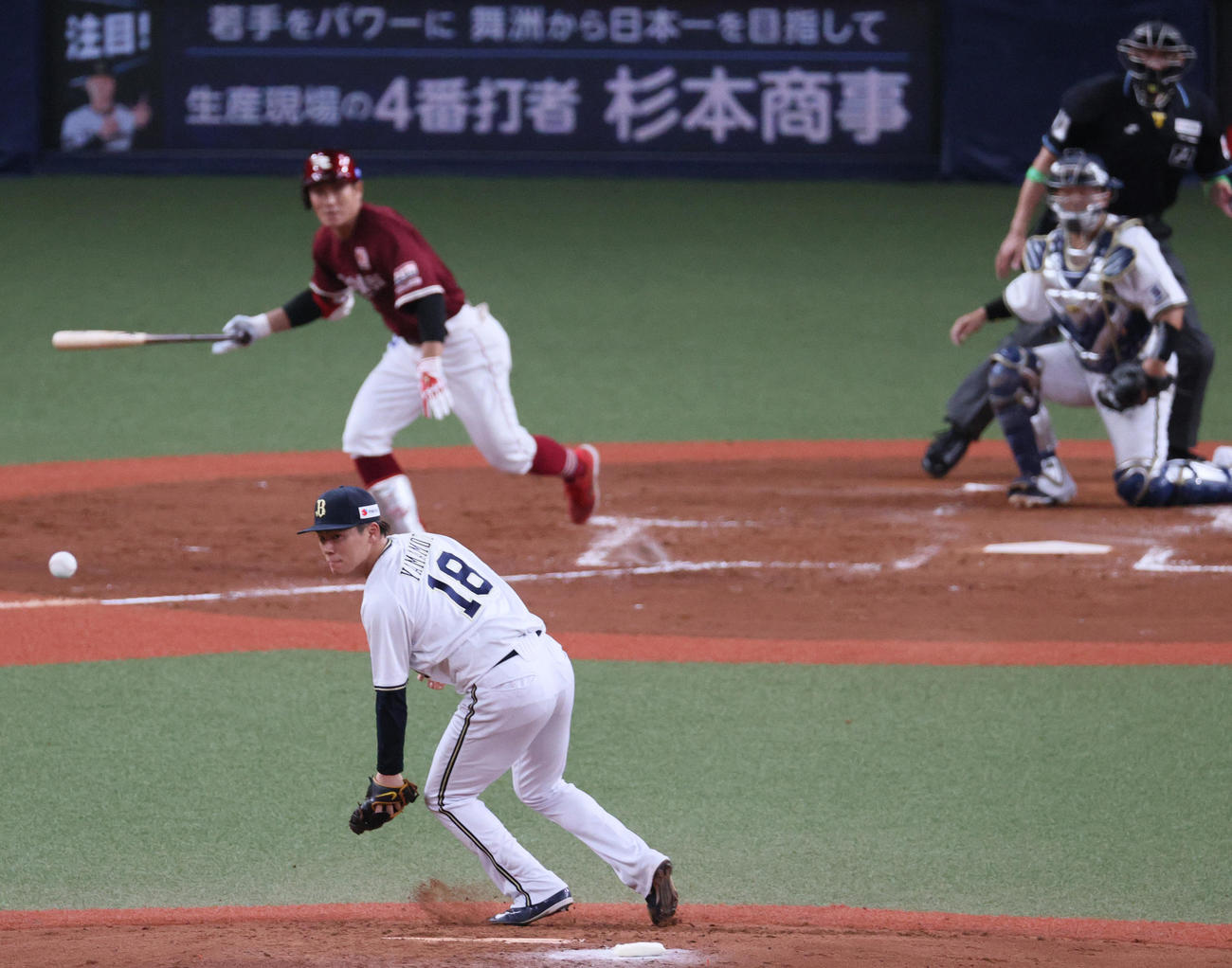 オリックス対楽天　3回表楽天2死一、二塁、山本（手前）は岡島に中前適時打を打たれ失点する（撮影・上山淳一）