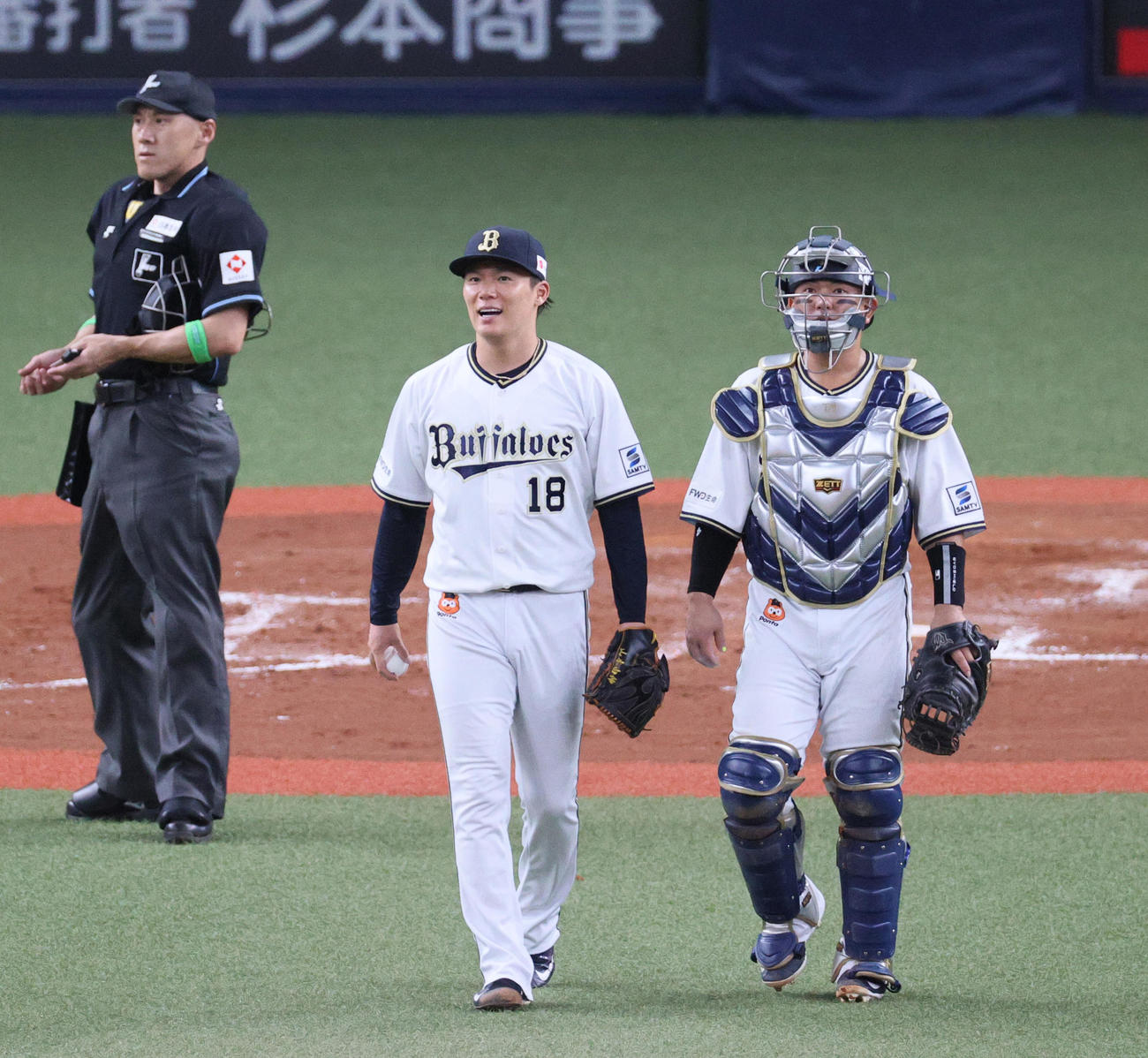 オリックス対楽天　3回表楽天2死一、二塁、山本（中央）は岡島に中前適時打を浴び2点目を失い苦笑いする。右は捕手森（撮影・上山淳一）