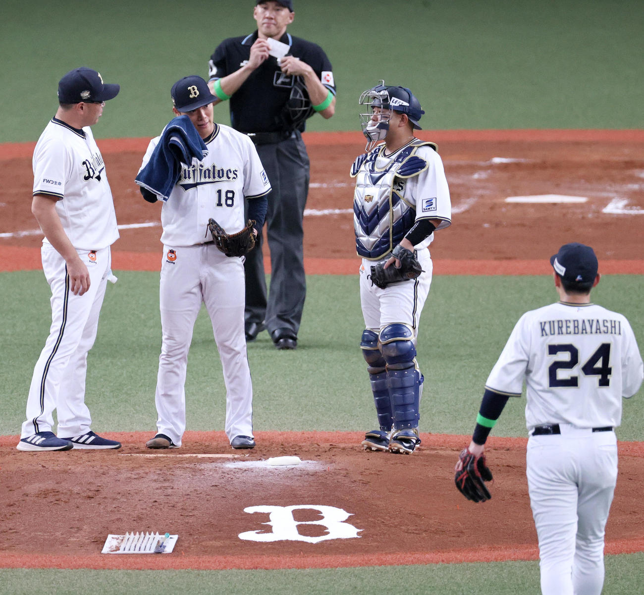 オリックス対楽天　3回表楽天2死一、二塁、山本（左から2人目）は岡島に中前適時打を浴び2点目を失う（撮影・上山淳一）