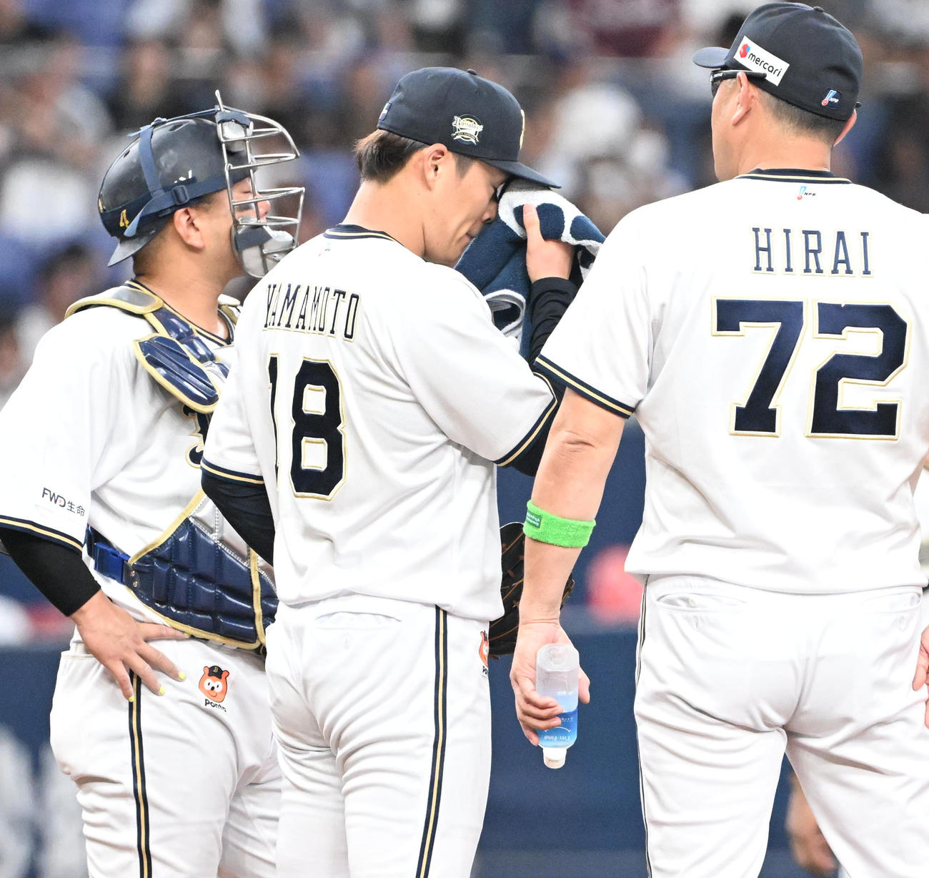 オリックス対楽天　3回表楽天2死一、二塁、岡島に逆転打を浴び、汗をぬぐう山本（撮影・和賀正仁）