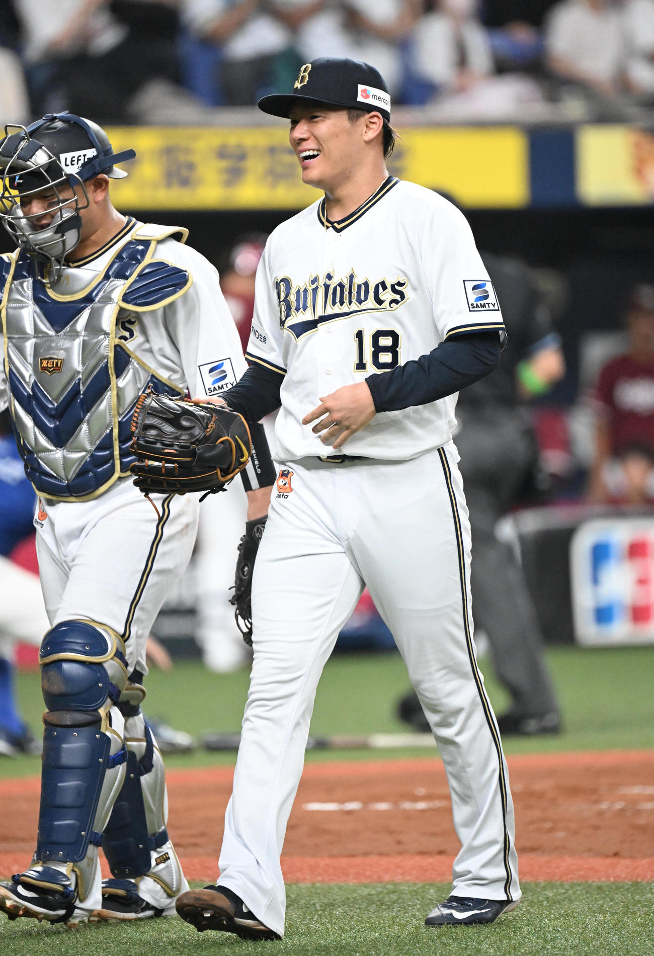 オリックス対楽天　2回のピンチを無失点でしのぎ森（左）とともに笑顔をみせるオリックス山本（撮影・和賀正仁）