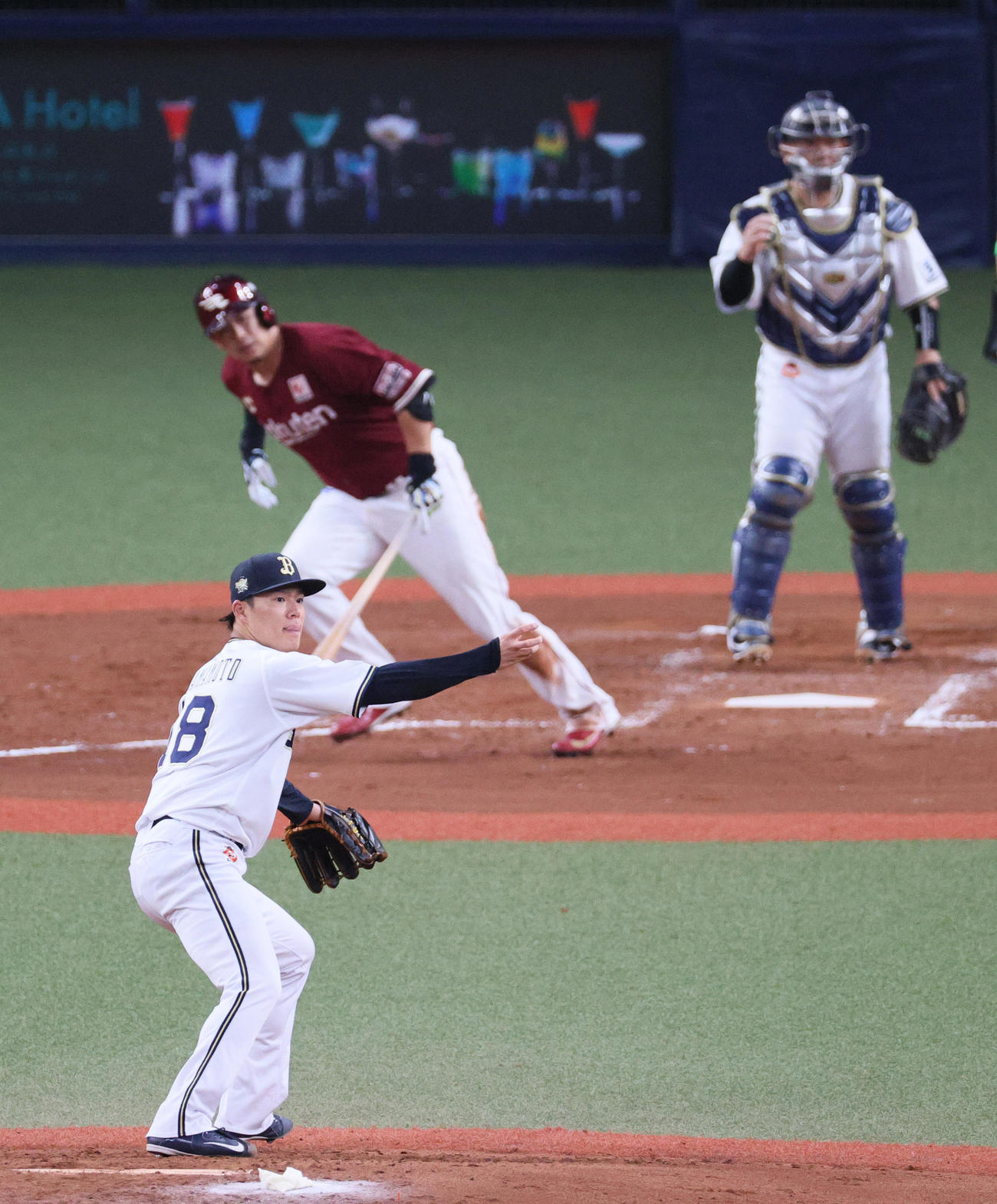 オリックス対楽天　3回表楽天2死一、二塁、山本（手前）は浅村に左前適時打を打たれ失点する（撮影・上山淳一）