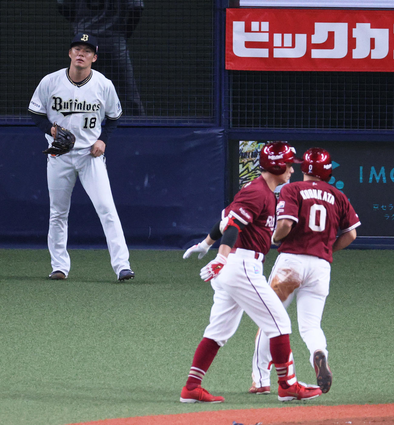 オリックス対楽天　3回表楽天2死一、二塁、山本（左）は浅村に左前適時打を打たれ失点する（撮影・上山淳一）
