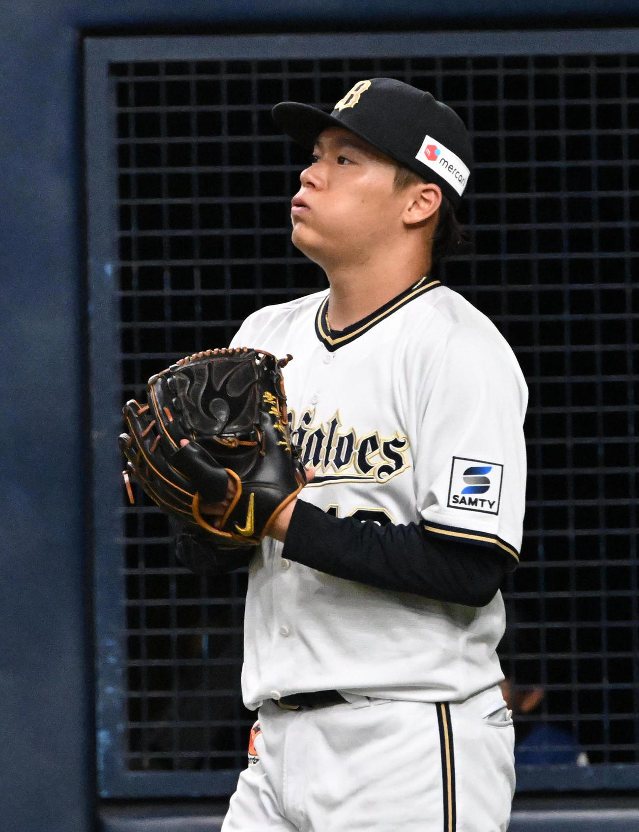 オリックス対楽天　3回表楽天2死一、二塁、浅村に左前同点適時打を打たれがっくりする山本（撮影・前岡正明）
