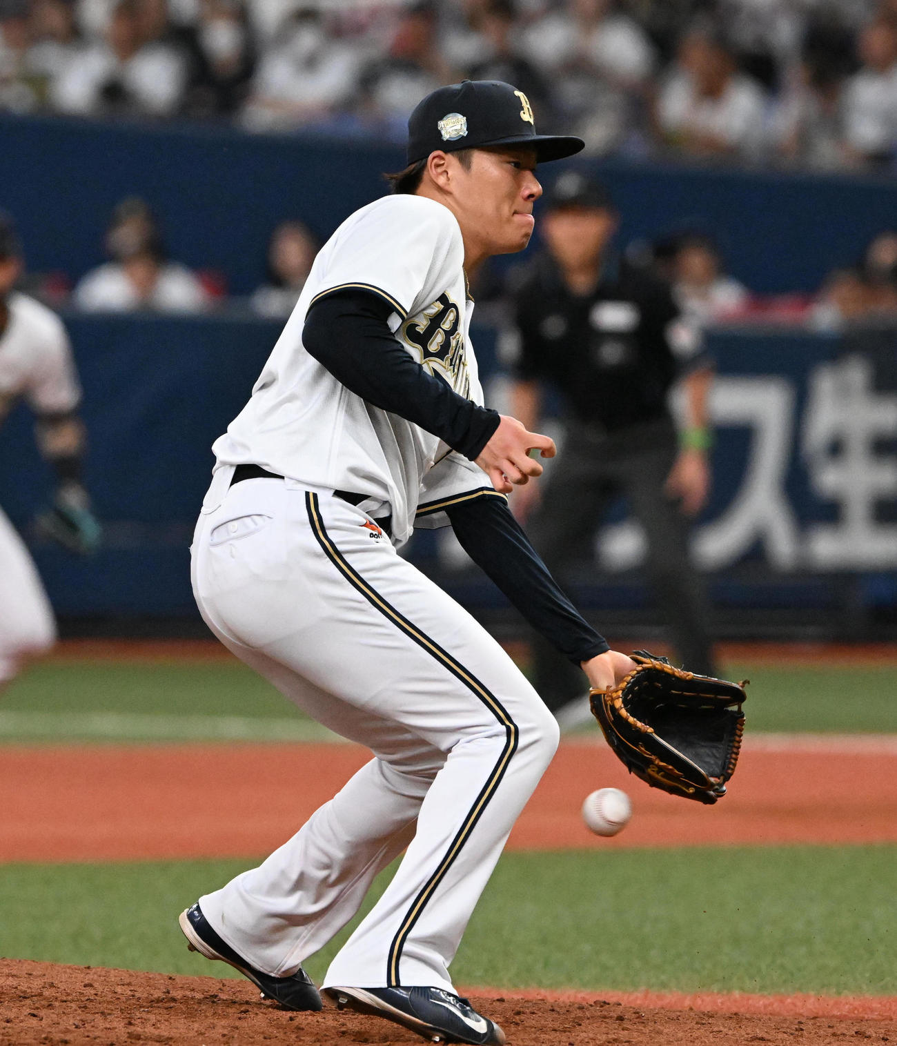 オリックス対楽天　3回表楽天2死一、二塁、岡島に中前適時打を打たれた山本（撮影・前岡正明）