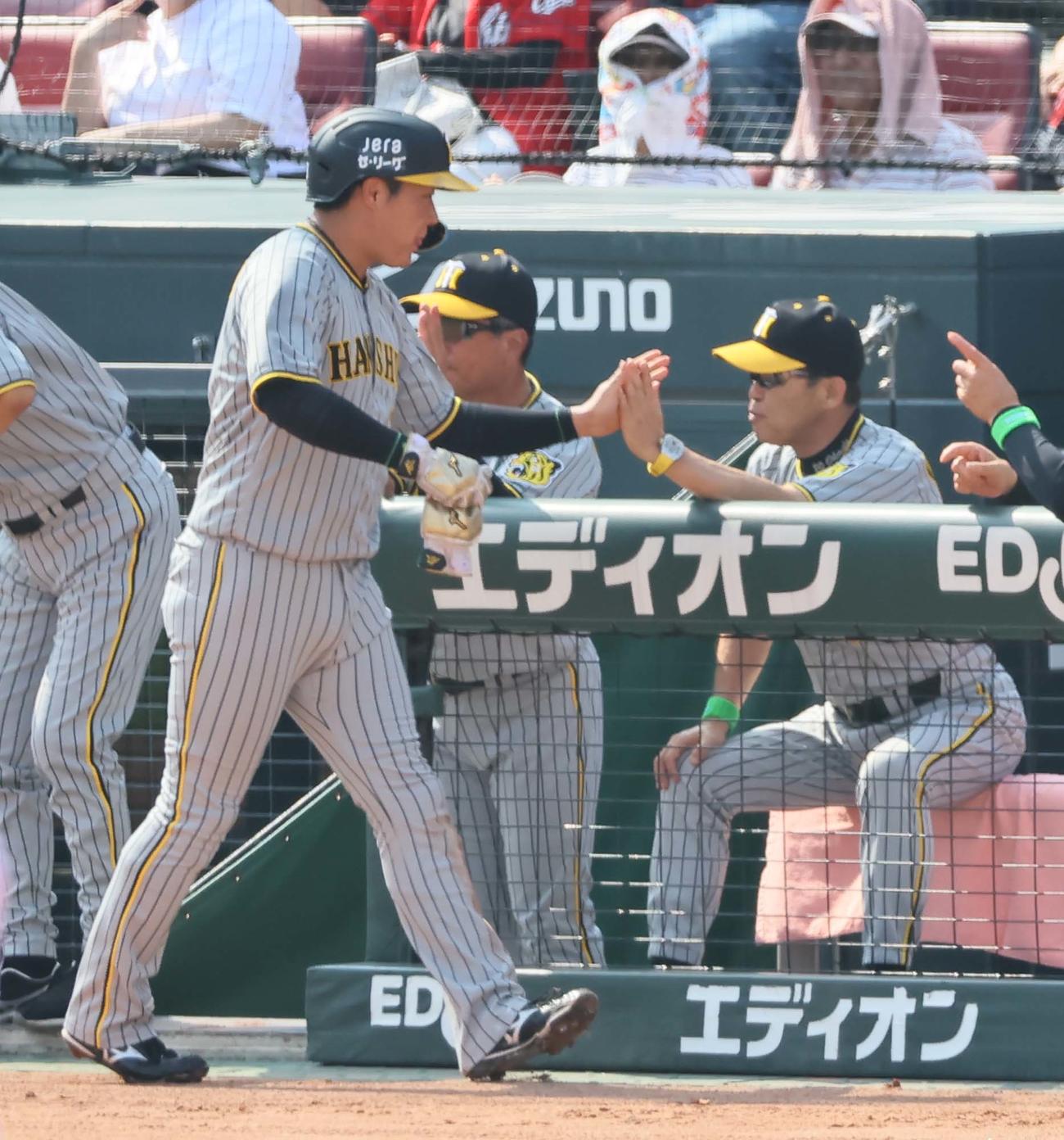 広島対阪神　1回表阪神2死一、二塁、坂本の中前適時打で生還した大山（左）は岡田監督とハイタッチをする（撮影・上田博志）