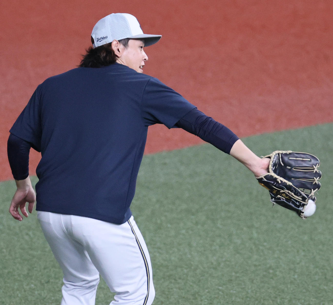オリックス対楽天　試合前の練習でノックを受けるオリックス宮城（撮影・上山淳一）