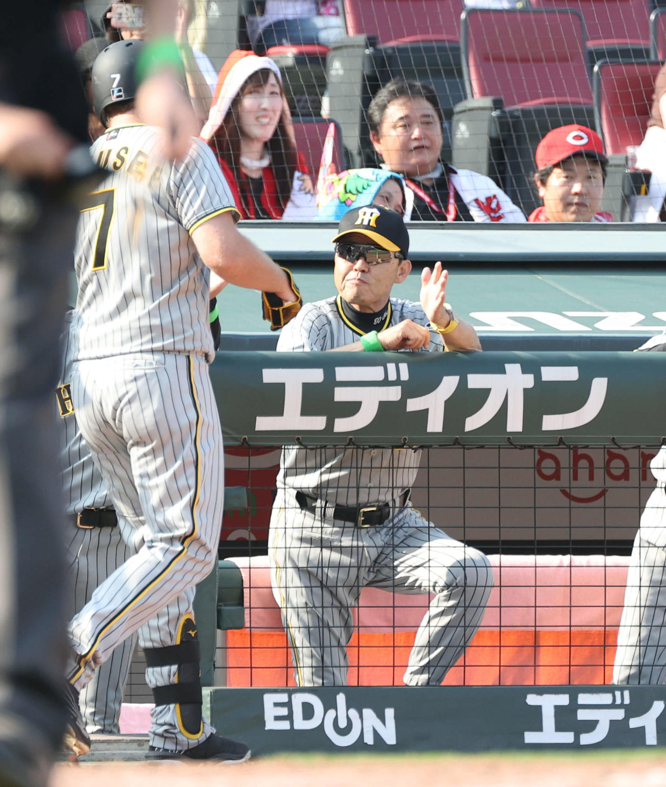 広島対阪神　5回表阪神1死一、二塁、左越え3点本塁打を放ったノイジーを迎える岡田監督（撮影・加藤孝規）
