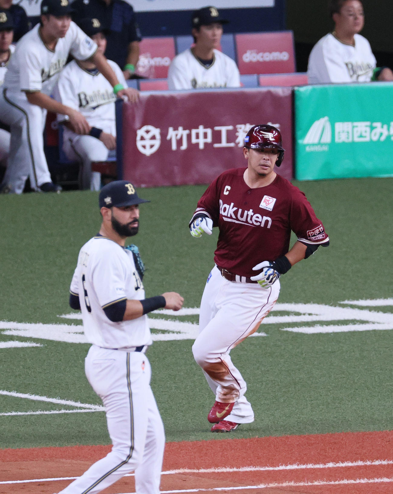 オリックス対楽天戦　3回表楽天2死一、二塁、浅村（右）は左前適時打を放つ（撮影・上山淳一）