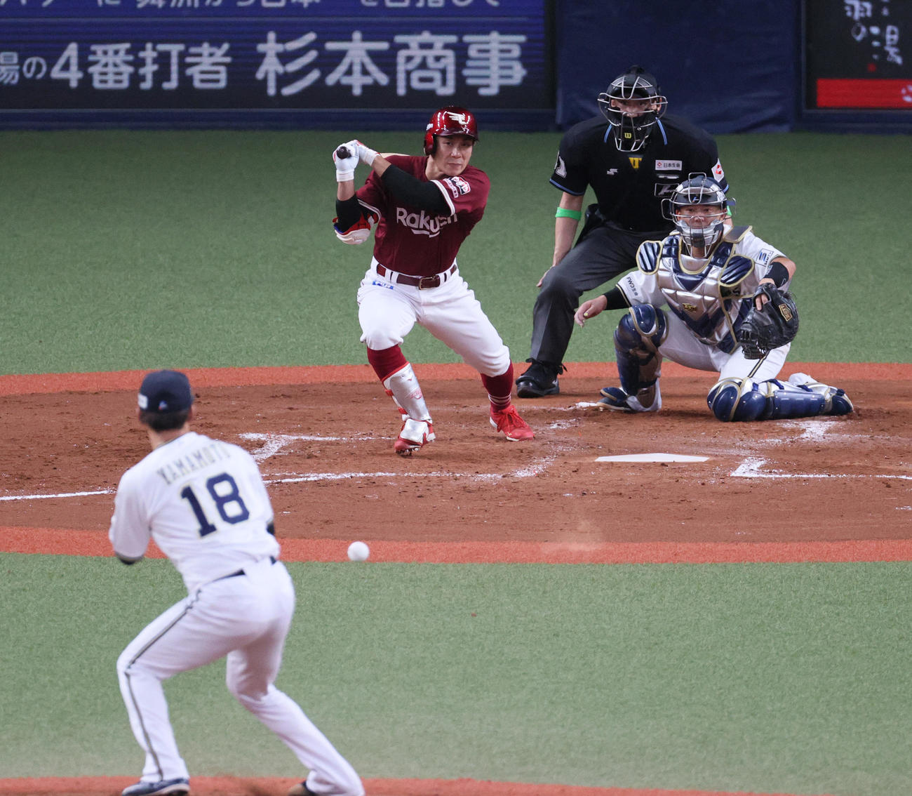 オリックス対楽天　3回表楽天2死一、二塁、岡島は中前適時打を放つ。投手山本（撮影・上山淳一）