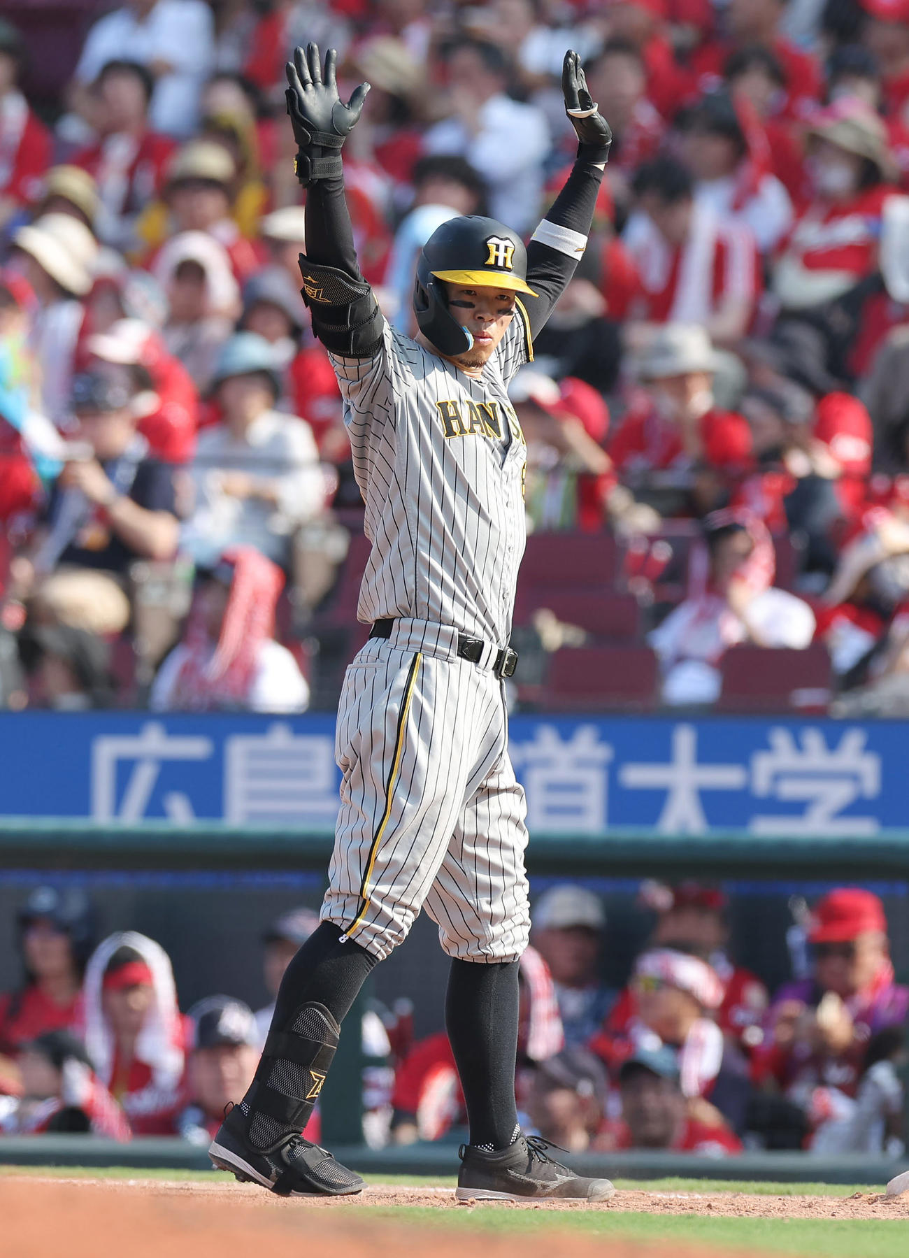 広島対阪神　5回表阪神1死一、二塁、右前適時打を放ち両手を上げる佐藤輝（撮影・前田充）